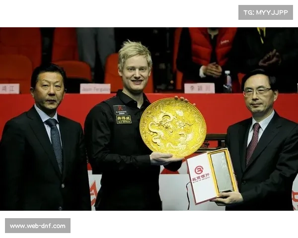 默哀仪式致敬诺丁汉森林传奇罗伯逊，球迷献花缅怀